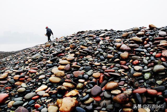 玩石人浪漫情怀,对石头无限遐想煅炼激活了大脑,一定程度上可防老年痴呆,您赞同吗？