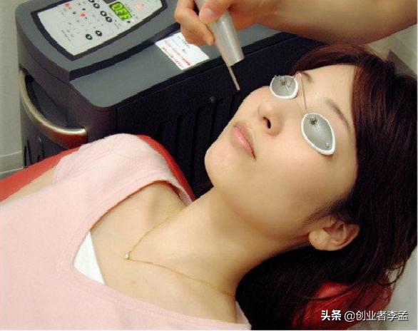 男女shangchuang视频app:男子网上诱骗女子脱衣，光盘录下要挟女子与他发生关系，怎么办？