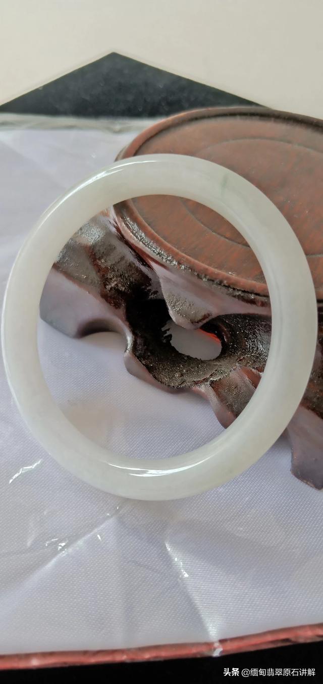 玉镯发黄之后怎么处理,玉手镯上有些变黄了，这是怎么回事？