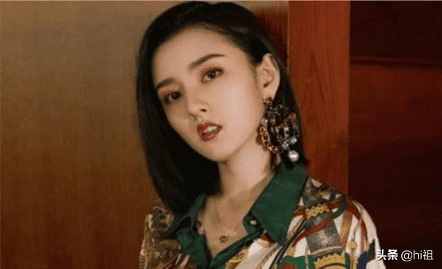 宋祖儿:宋祖儿拍照为什么大都张着嘴？