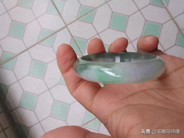 2万翡翠手镯利润多少,图中的玉镯怎么样，有何收藏价值？