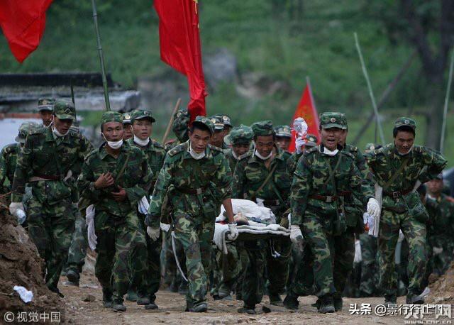 汶川地震时为什么救援人员要跳伞呢?直升机飞不过去吗?-图2