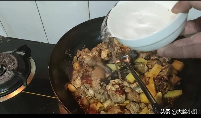 大盘鸡是哪里的菜系(大盘鸡哪里的最正宗味道好)