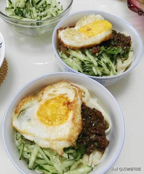柳岩化身美厨娘:亲们，蜗居在家都制作出了哪些美食呢配图求分享，我也想尝尝