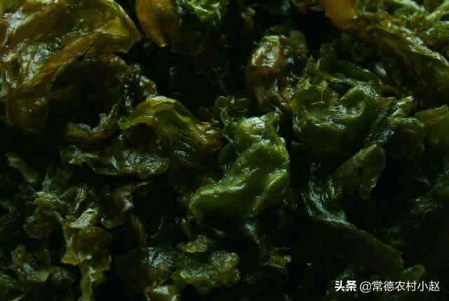 地皮子怎么做好吃，像木耳样的东西，原来是叫“地皮菜”，您还记得吗