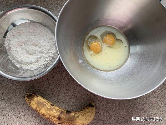 香蕉小狗造型做法大全:香蕉动物造型做法大全 香蕉煎饼怎样做的，跟非洲甩饼一样吗？