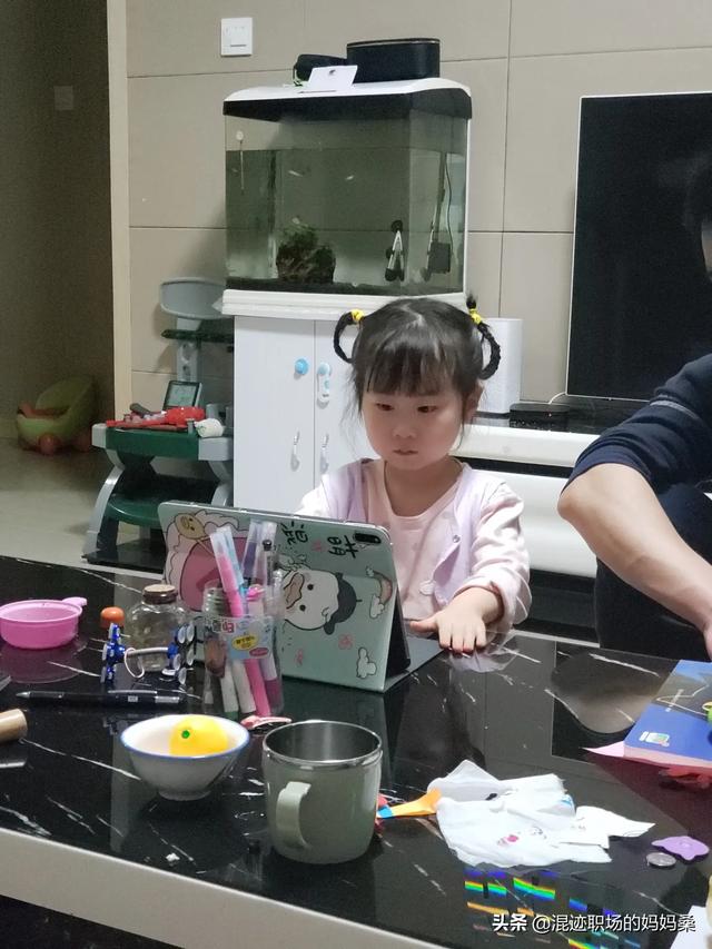 小孩喜欢看动画片怎么办？