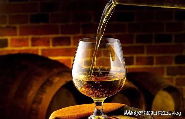 茅台酒和郎酒有什么不同，浓香型白酒与酱香型白酒有什么区别？哪个更好喝？