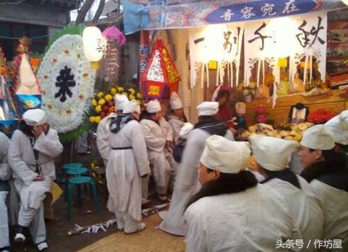 农村晚上守灵的灵异事件:人死后为什么要守夜？守夜都有啥禁忌？
