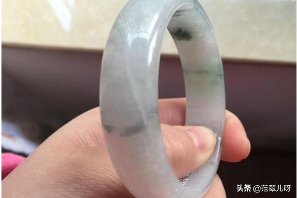 如何挑选翡翠镯子,什么样的镯子比较好看怎样挑选翡翠镯子？
