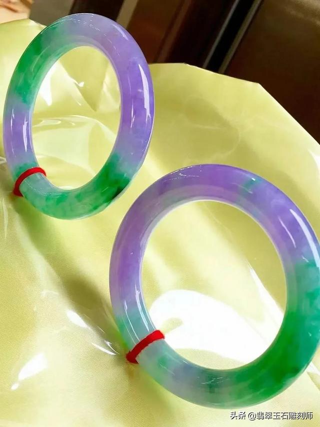 白底青翡翠什么档次镯子,20000块钱能买到什么档次的翡翠手镯？