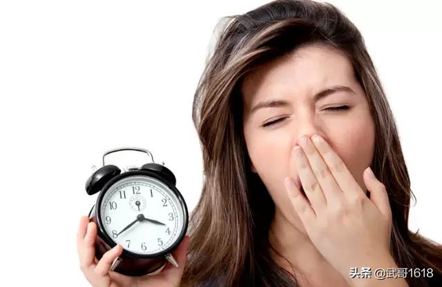 早上起来偶尔眼睛肿是怎么回事呢:早上起来眼睛肿是什么原因引起的 早上起来眼睛肿是什么原因导致的？