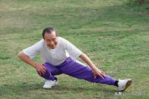 现在很多中老年人热衷于抬腿，压腿，拉筋，这样做对身体益处大吗？插图1