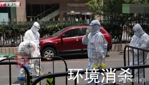 为啥商场男厕所里做清洁的大妈，男生上厕所她都不出去的？