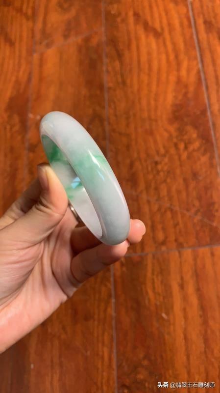 翡翠手镯的颜色有哪些,翡翠手镯的类型及挑选的方法有哪些？