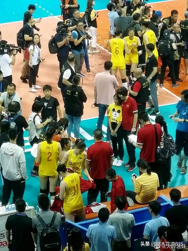 女排3－0土耳其，朱婷妹妹朱佳荟抢镜，参与全队合影。还被郎导看好。她能进国家队吗？