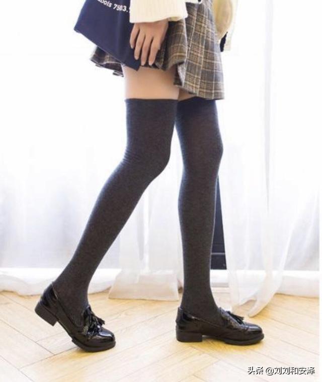 黑色中筒袜穿什么鞋比较好看？插图8