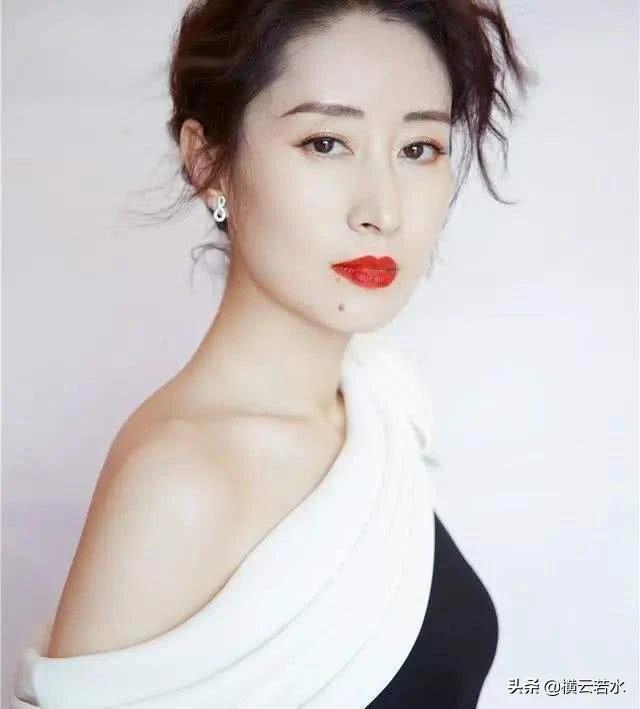 红色高跟鞋歌词:如何看待刘敏涛在演唱《红色高跟鞋》时的表情管理？