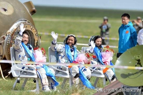 郭沁为什么坐在椅子上:航天员落地后，为何露面都非得坐椅子