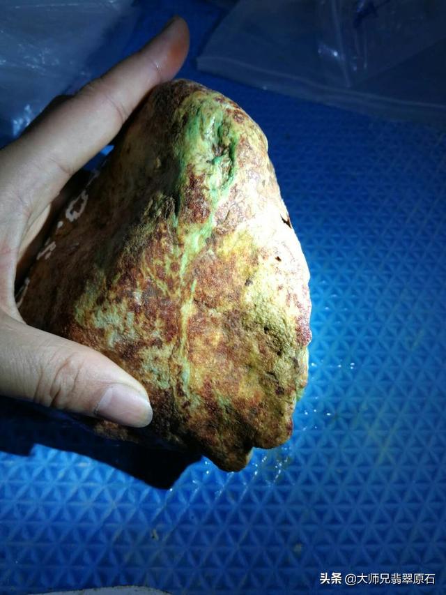 翡翠手镯发黄了怎么恢复,翡翠手镯绿色上面出现了黄色怎么回事啊？