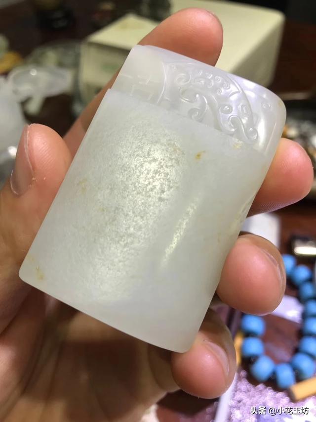 和田玉黄玉最简单鉴别方法,如何鉴定是否为真的和田玉黄沁籽料？