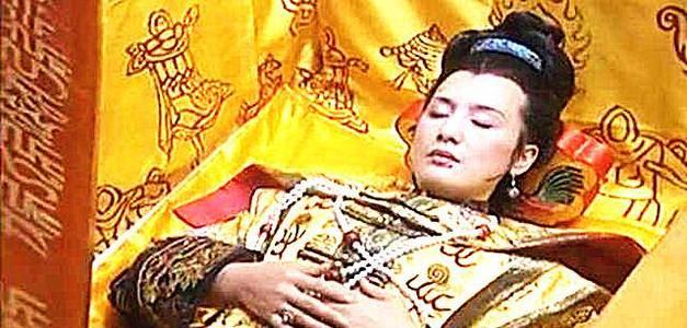 清朝古墓女尸，为何内蒙古发现的清朝女尸身穿龙袍