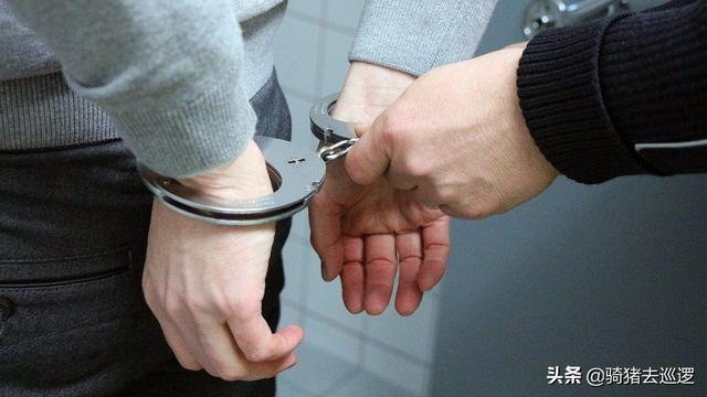 骑在突出的木棒上play
:因打架造成对方轻伤，谅解费对方要30万，构成敲诈勒索罪吗？