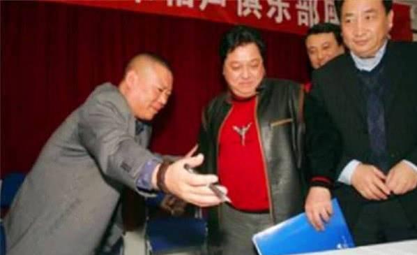 郭德纲姜昆:姜昆与郭德纲比较谁对相声贡献更大，更受社会大众普遍欢迎
