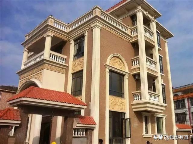 只要是现在新建的农村自建房几乎都有或多或少的几条罗马柱,甚至有的