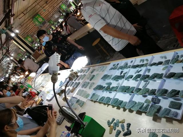 酸洗注胶翡翠镯子图片,朋友送的翡翠手镯，大家帮忙看看是啥价值？