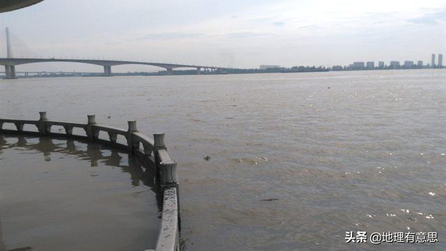 江苏南通某河堤发生局部塌陷，为什么不把长江大堤修成高速公路