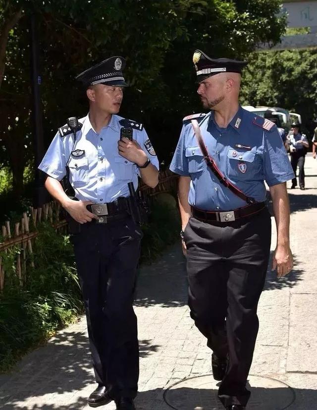 雷克斯警官图片:大街上碰到警察查身份证，你想试一下在警察面前跑，会有啥后果？