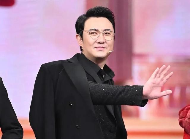 杨幂扶沈腾没扶到:沈腾和杨幂事件继续发酵，沈腾是如何回应的？