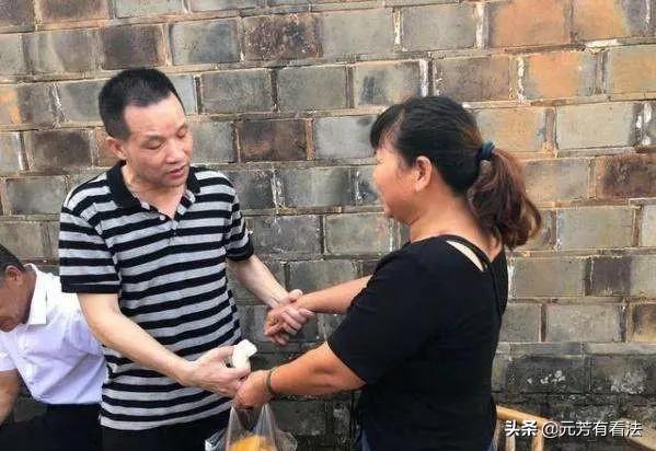 张玉环被羁押27年后无罪释放,其前妻接受采访视频刷屏,哪些真情流露瞬间是再好的演技也难以表现的？