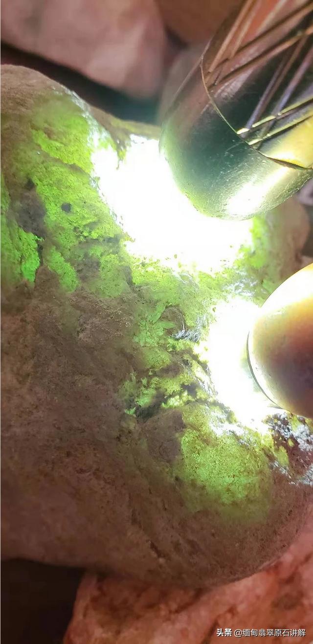 为什么翡翠摸起来有水,翡翠到底有几分水？如何理解翡翠水头？