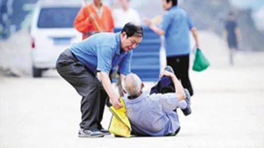 霍死亡过程30秒吓人:为什么老人摔伤后，大多活不了多久就会离世