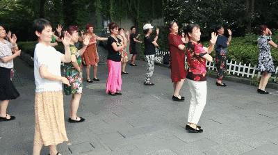 千万不能在家放大悲咒:在小区楼下跳广场舞的大妈们被居民放大悲咒神曲驱散，你怎么看
