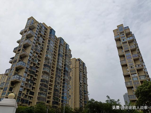 何君尧撑国安立法:如何看待香港天价楼市，年轻人“上无片瓦遮身，下无立锥之地”？