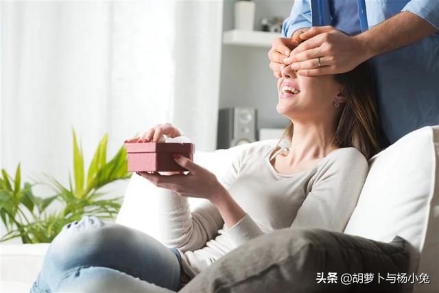 男孩娶狗为妻:作为女人，你认可嫁鸡随鸡嫁狗随狗吗？