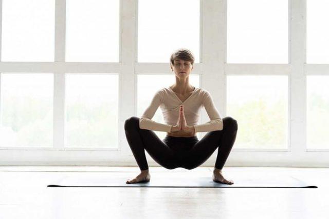 深蹲的好处与坏处,做瑜伽深蹲是有益还是有害？