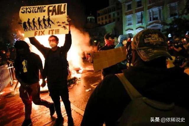 雷克斯警官图片:警察肩章上有三个四角花，确没有那一杠，这是什么级别？