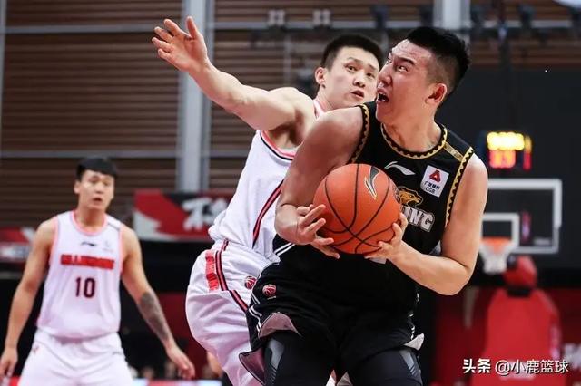 韩德军:辽宁男篮内线告急，韩德君状态下滑严重，周琦能否回归接班大韩？
