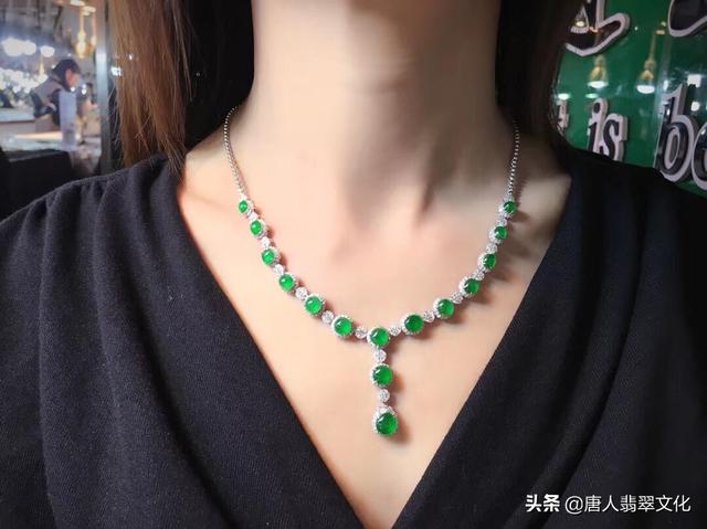 女人戴碧玺好还是翡翠,想送女朋友翡翠，如何挑选翡翠比较好？