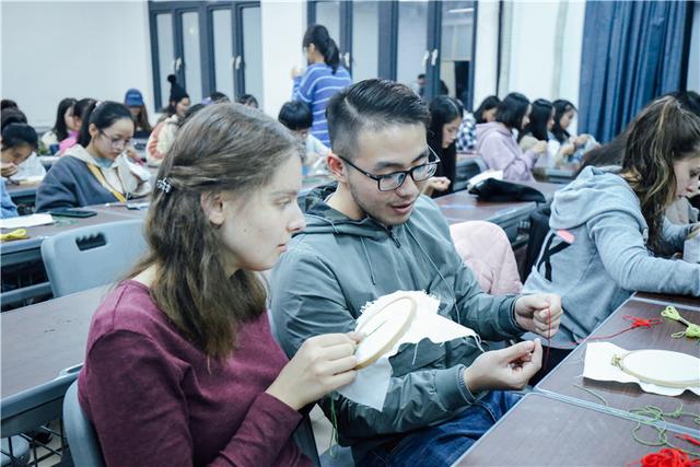 瓦莱丽:都说法国女人懂浪漫，和法国姑娘结婚之后的生活是什么样的