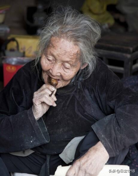 广西食人鱼图片:鞍山一男子小区附近钓鱼，发现一只鳄鱼正盯着自己, 你怎么看？