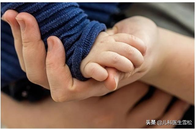 小孩子发烧成脑炎的症状:宝宝发烧38.5～39.5度的高烧，真的会烧坏大脑吗？