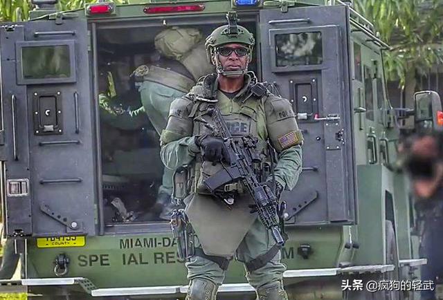 除暴原型:电影中警察利用冲锋枪和手枪对抗手持突击步枪的坏人，这真实吗？