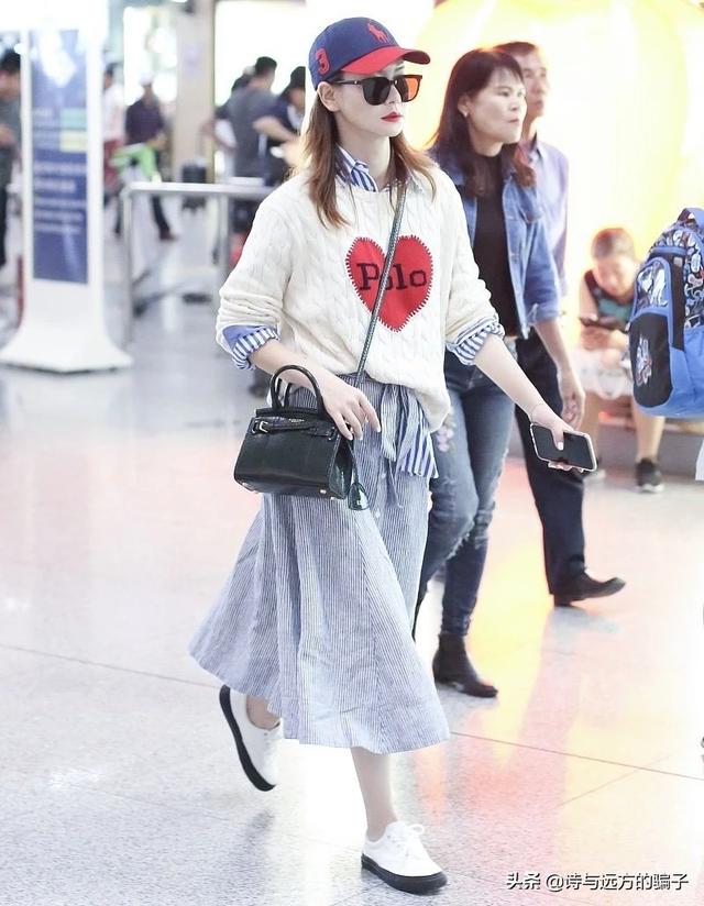 戚薇的儿子:网友评论：戚薇女儿lucky越来越像她了？你认为呢？