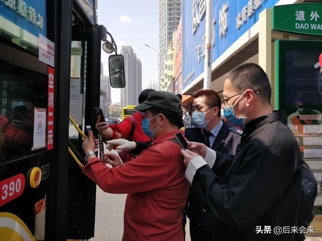 老人无健康码乘车受阻，哈尔滨老年人无法扫码怎么乘车
