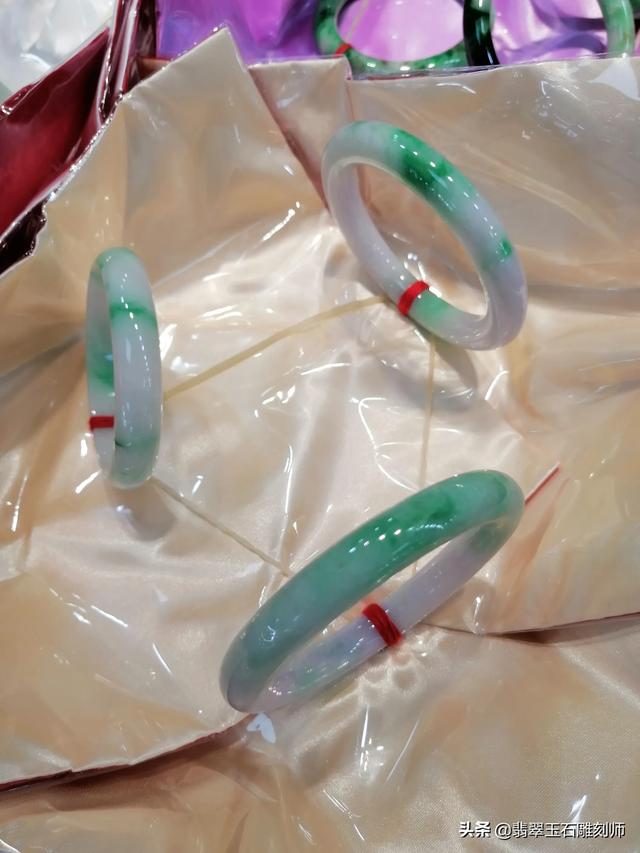 白底青翡翠什么档次镯子,20000块钱能买到什么档次的翡翠手镯？